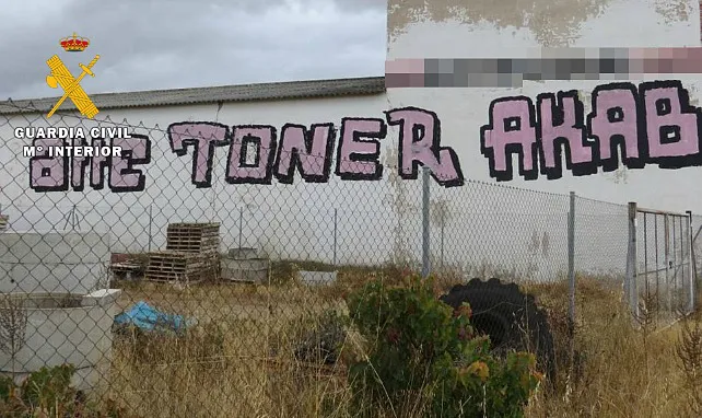 Detenidos tres jóvenes por pintar grafitis en la fachada de una nave industrial