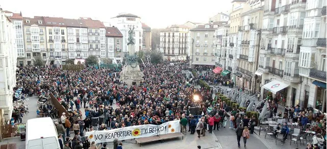Miles de personas vuelven a manifestarse en Vitoria contra la reapertura de Garoña