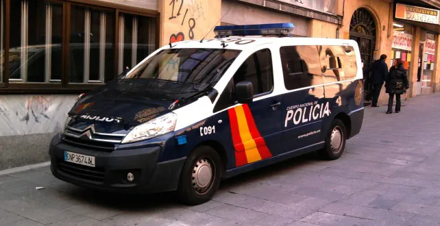 Protagoniza un altercado en un establecimiento público y termina agrediendo a un policía