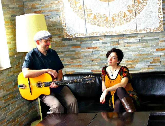 El dúo Monismáticos actúa dentro del programa ‘Músicos con Valor’