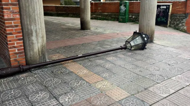 Un vehículo tira una farola y su conductor se da a la fuga