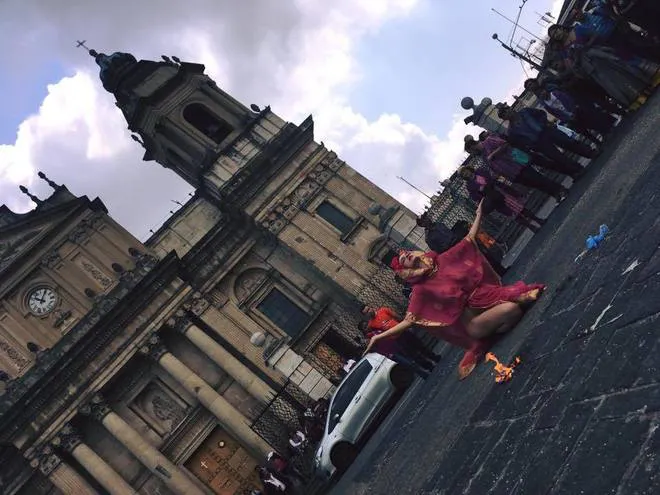 Una burgalesa se desnuda frente a Catedral de Guatemala por un cuerpo sin culpa