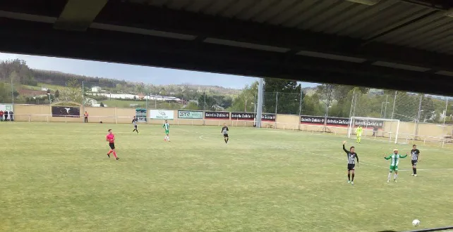 Fútbol Burgos: El Burgos CF ve más cerca la salvación tras ganar a la UD Somozas (1-2)