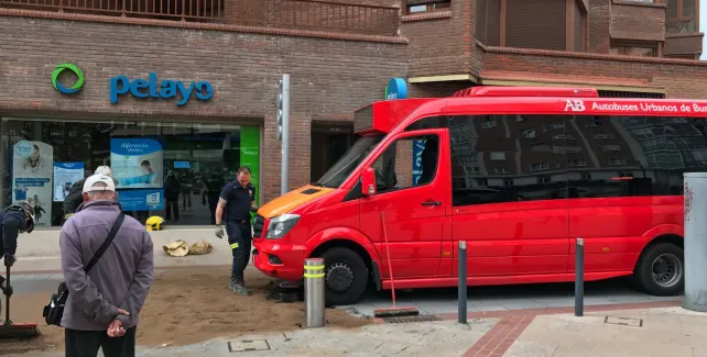 Local Burgos: Un autobús urbano sufre un aparatoso incidente con uno de los bolardos de acceso al Centro Histórico