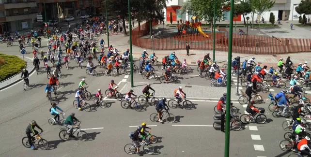 Local Burgos: Miles de burgaleses se suman al Día de la Bici a favor de Proyecto Hombre