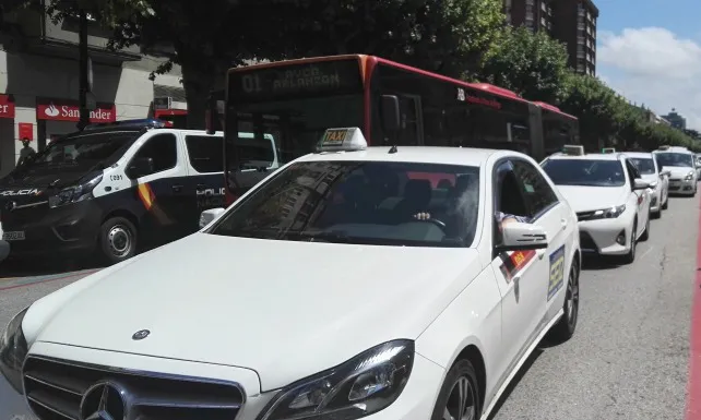Local Burgos: Los taxistas burgaleses se manifiestan contra la competencia desleal del transporte privado