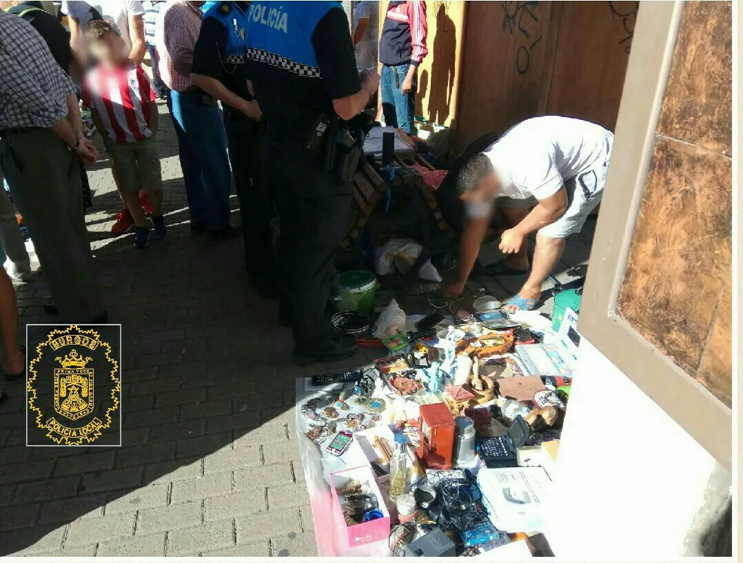 Sucesos Burgos: Identificadas por la Policía Local una quincena de vendedores ambulantes en la Plaza de España