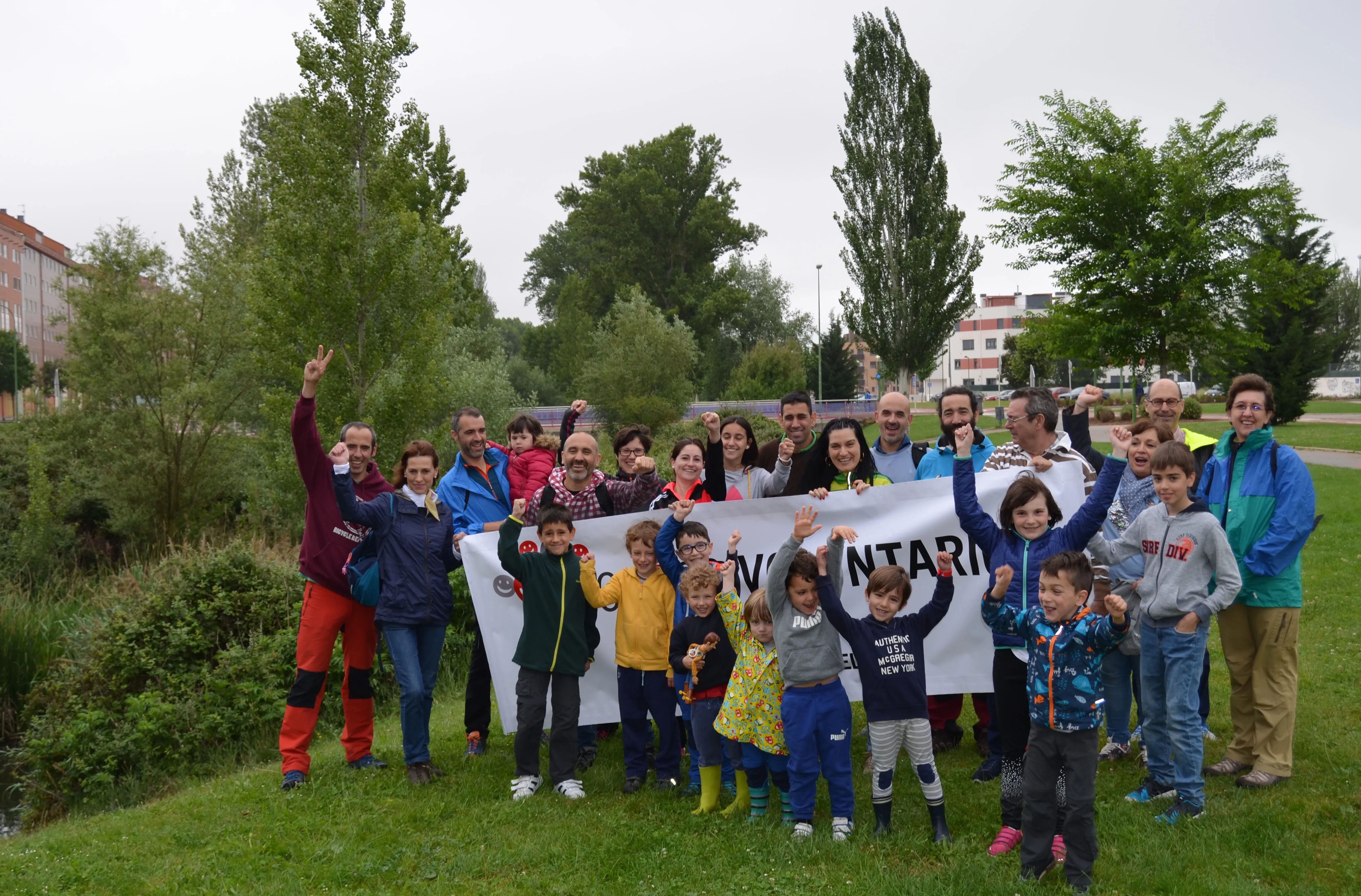 Local Burgos: Profesionales de Mahou San Miguel limpian la ribera del río Vena para sensibilizar sobre el problema del abandono de residuos