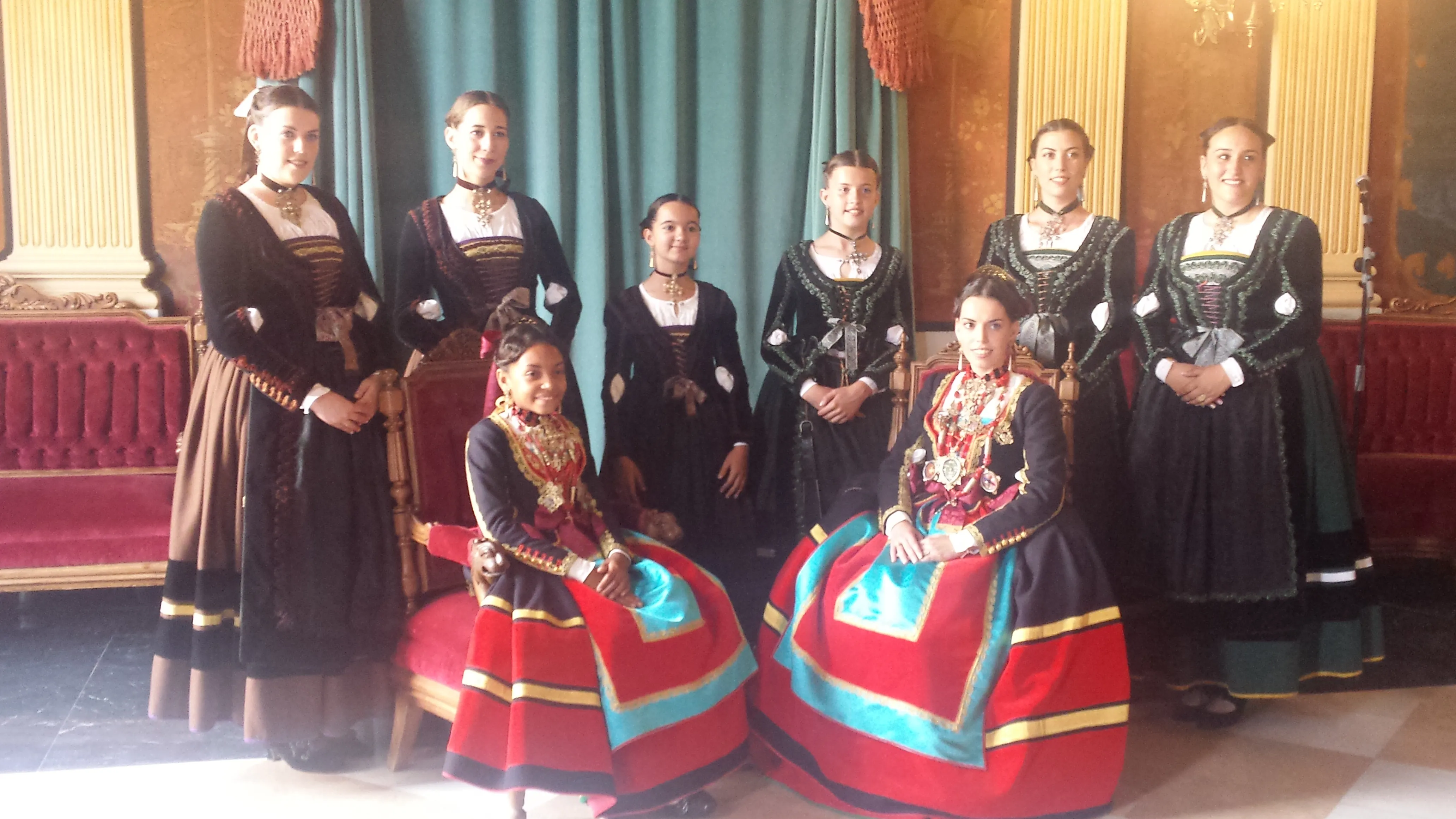 Local Burgos: Las Reinas y las Damas de las Fiestas de Burgos se presentan en sociedad