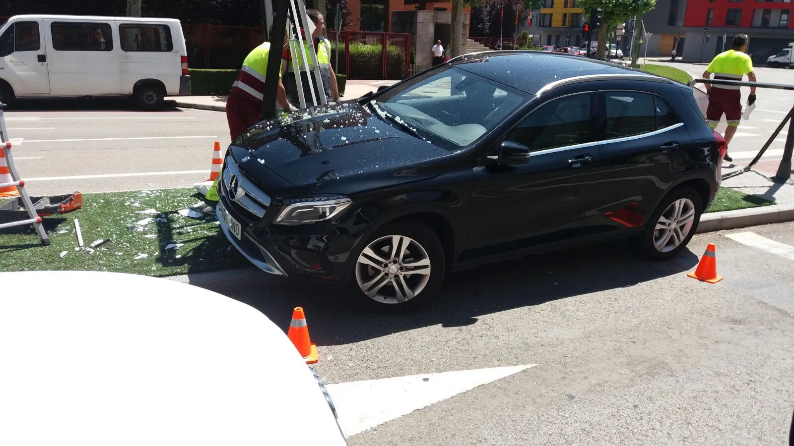 Sucesos Burgos: Un coche colisiona contra una marquesina en la Avenida Cantabria