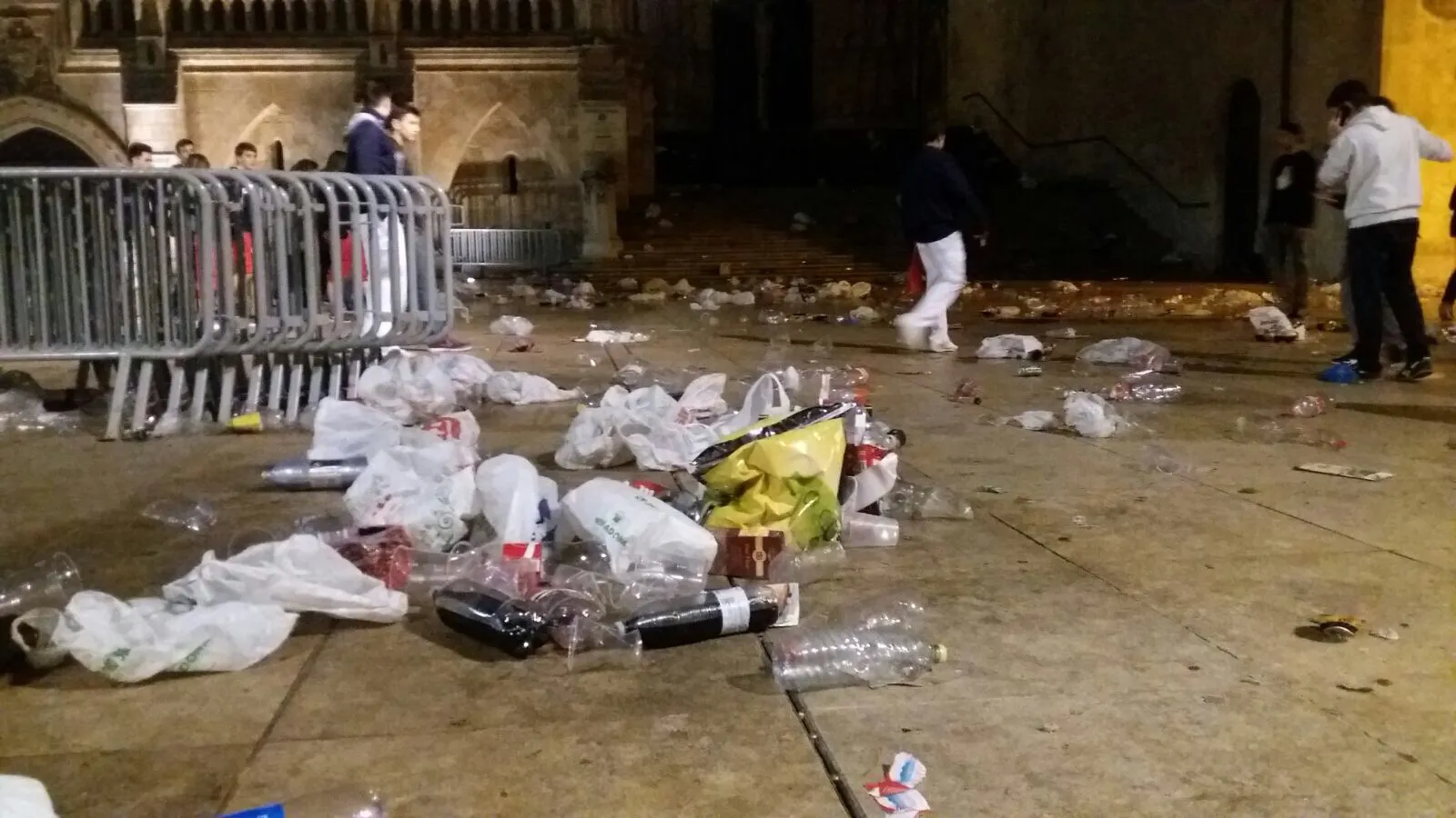 Actualidad Burgos: Así quedó la Plaza del Rey San Fernando tras la verbena