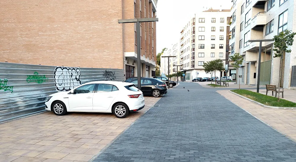Actualidad Burgos: Improvisado aparcamiento en una calle peatonal