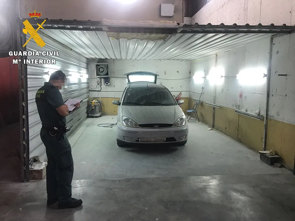 Sucesos Burgos: La Guardia Civil localiza en La Ribera un taller clandestino de reparación de vehículos