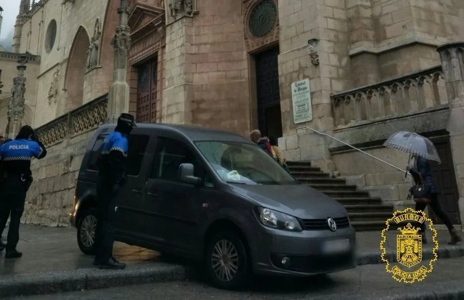 Sucesos Burgos: La Policía localiza a un conductor extraviado bajando las escaleras de la Catedral