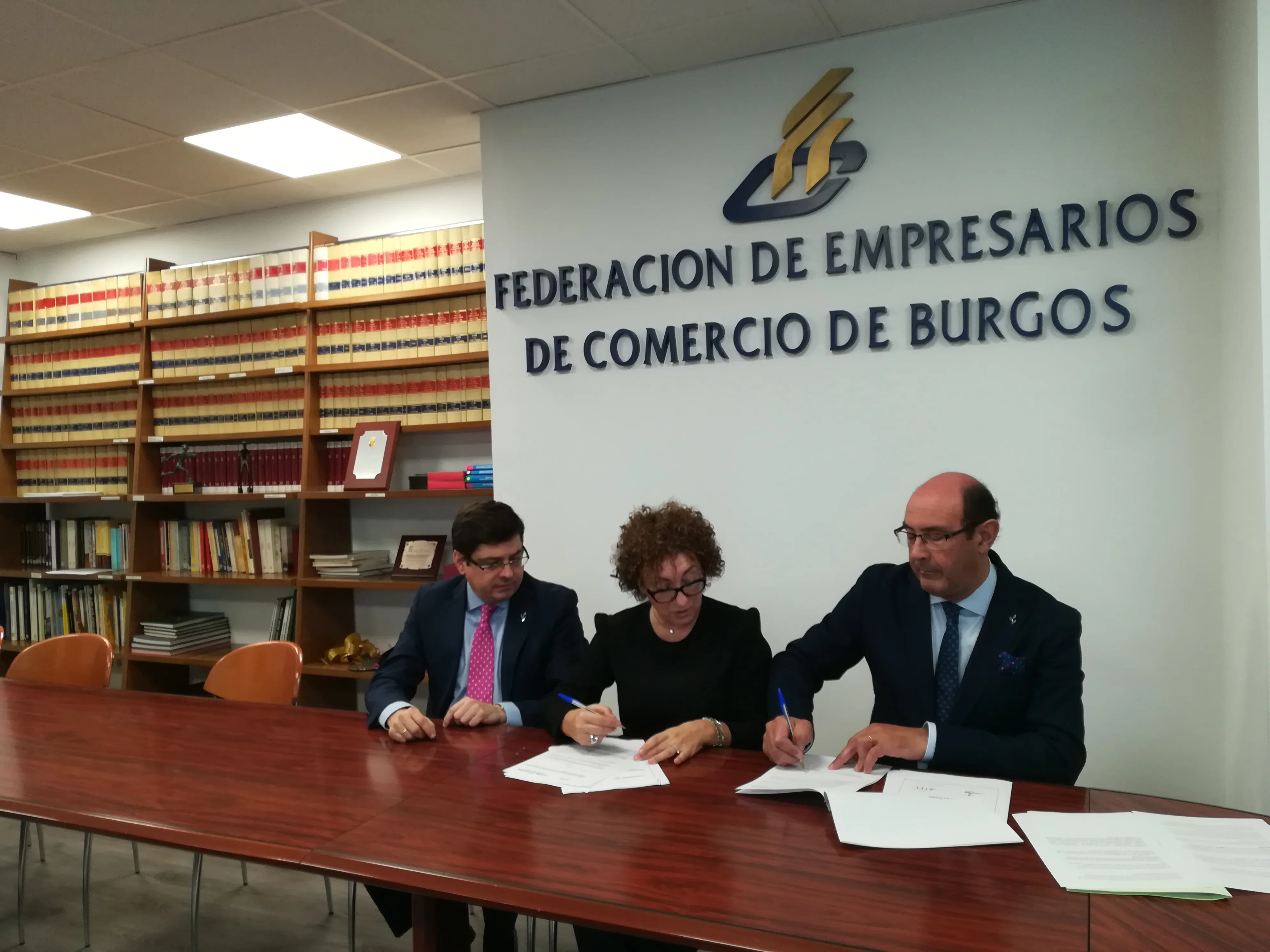 Economía y Empresa Burgos: Caja Rural y la FEC firman un convenio para impartir jornadas sobre tecnología a comerciantes