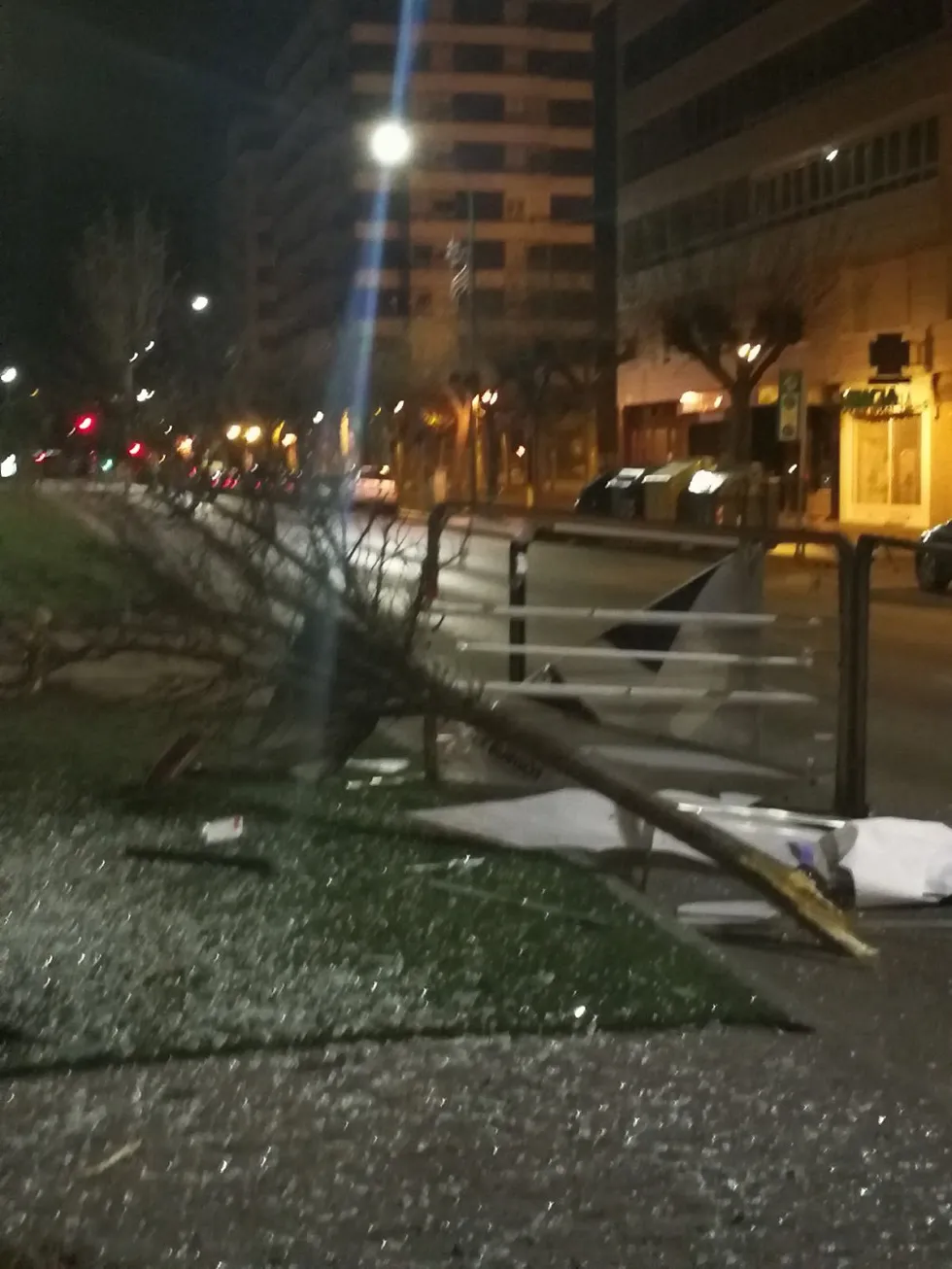 Sucesos Burgos: Un conductor se empotra contra una marquesina