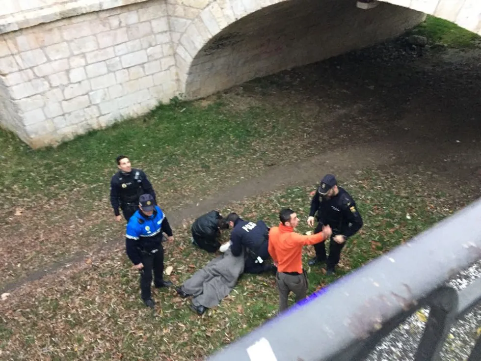 Sucesos Burgos: Herida una mujer al precipitarse desde la barandilla del Puente de Santa María cuando hacía malabarismos