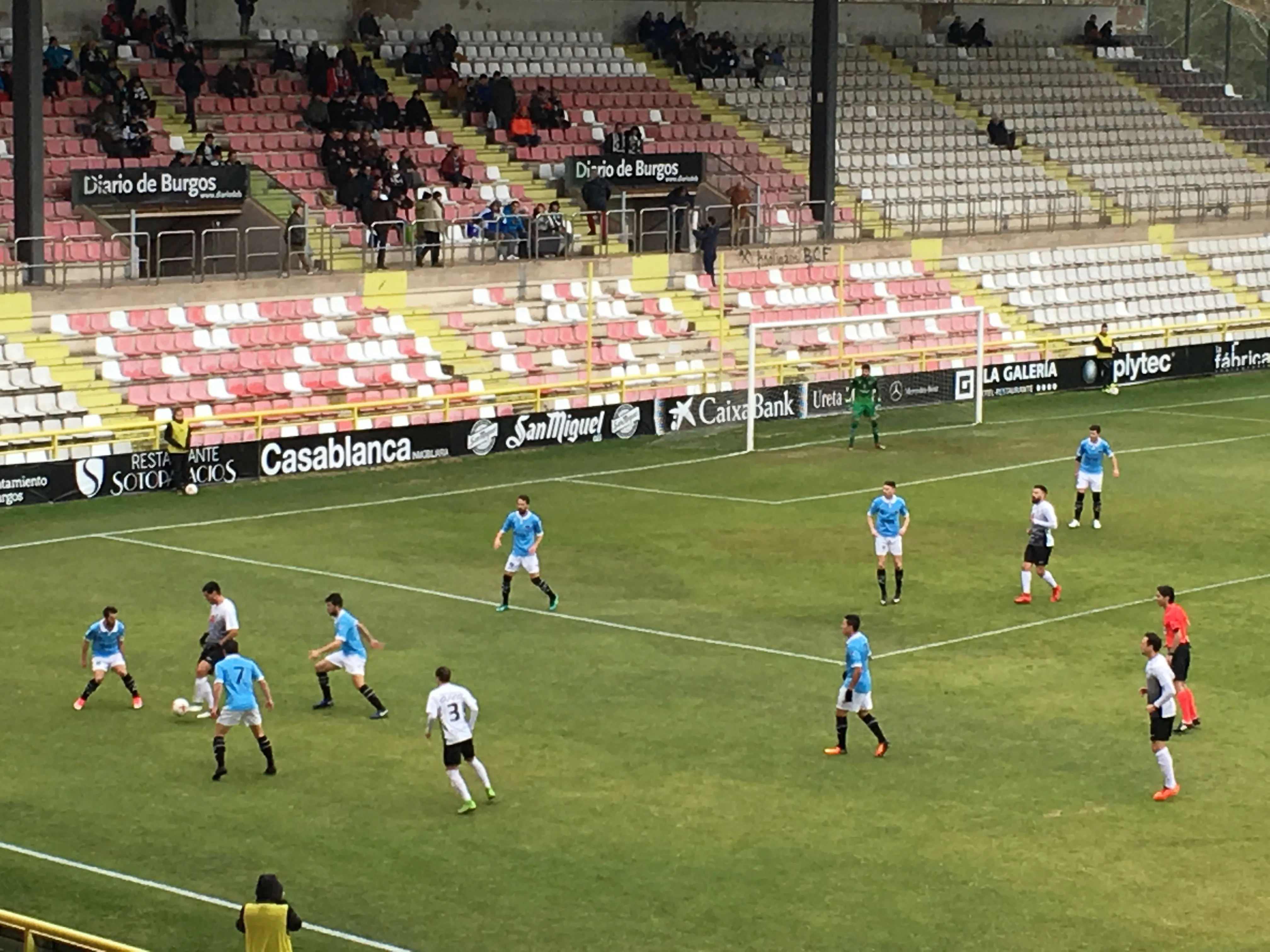 Fútbol Burgos: Un gol en el añadido salva al Burgos CF y a Patxi Salinas (2-1)