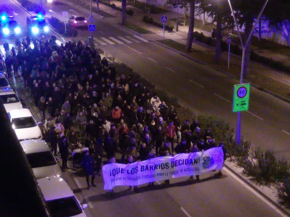 Actualidad Burgos: 300 personas se manifiestan en contra de la venta del parque de Artillería