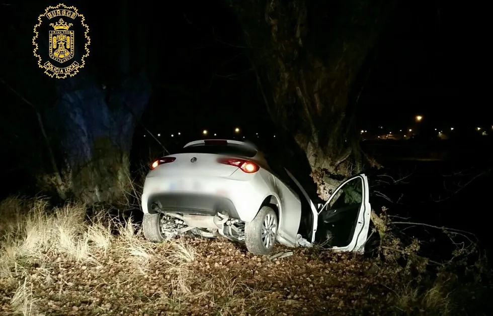 Sucesos Burgos: Herido leve tras salirse de la vía y empotrar su coche contra un árbol