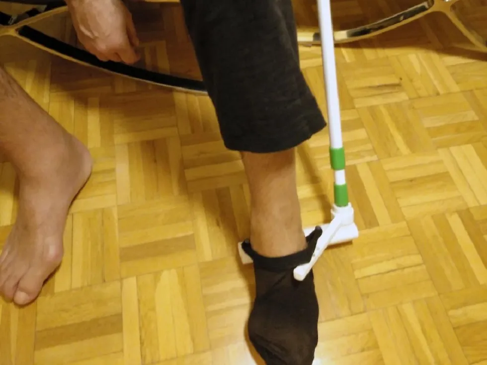 Ciencia Burgos: Patentan un dispositivo que permite a personas mayores colocarse los calcetines sin inclinarse
