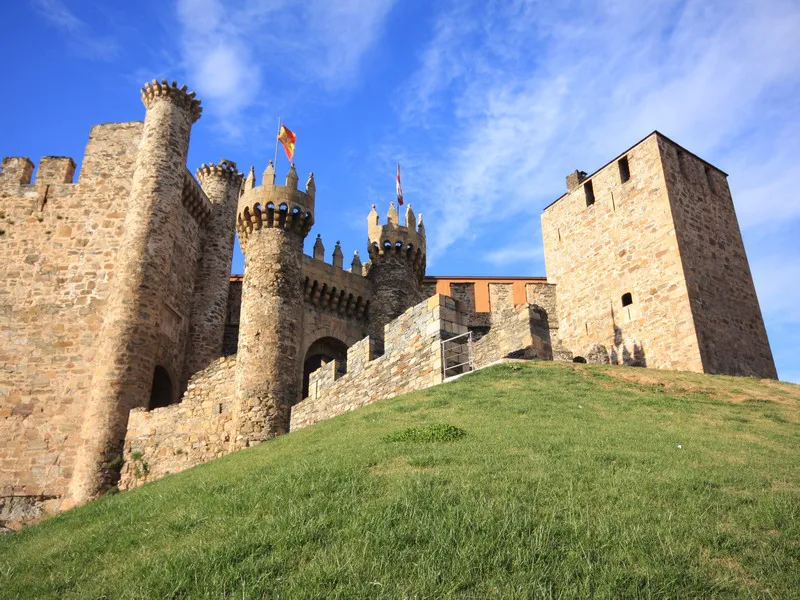 Destinos CyL Burgos: Adéntrate en el medievo de la mano de Ponferrada y su castillo de los Templarios