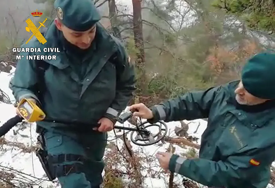 Sucesos Burgos: La Guardia Civil colabora con GREFA en la localización de un emisor desprendido de un buitre negro del Proyecto Monachus