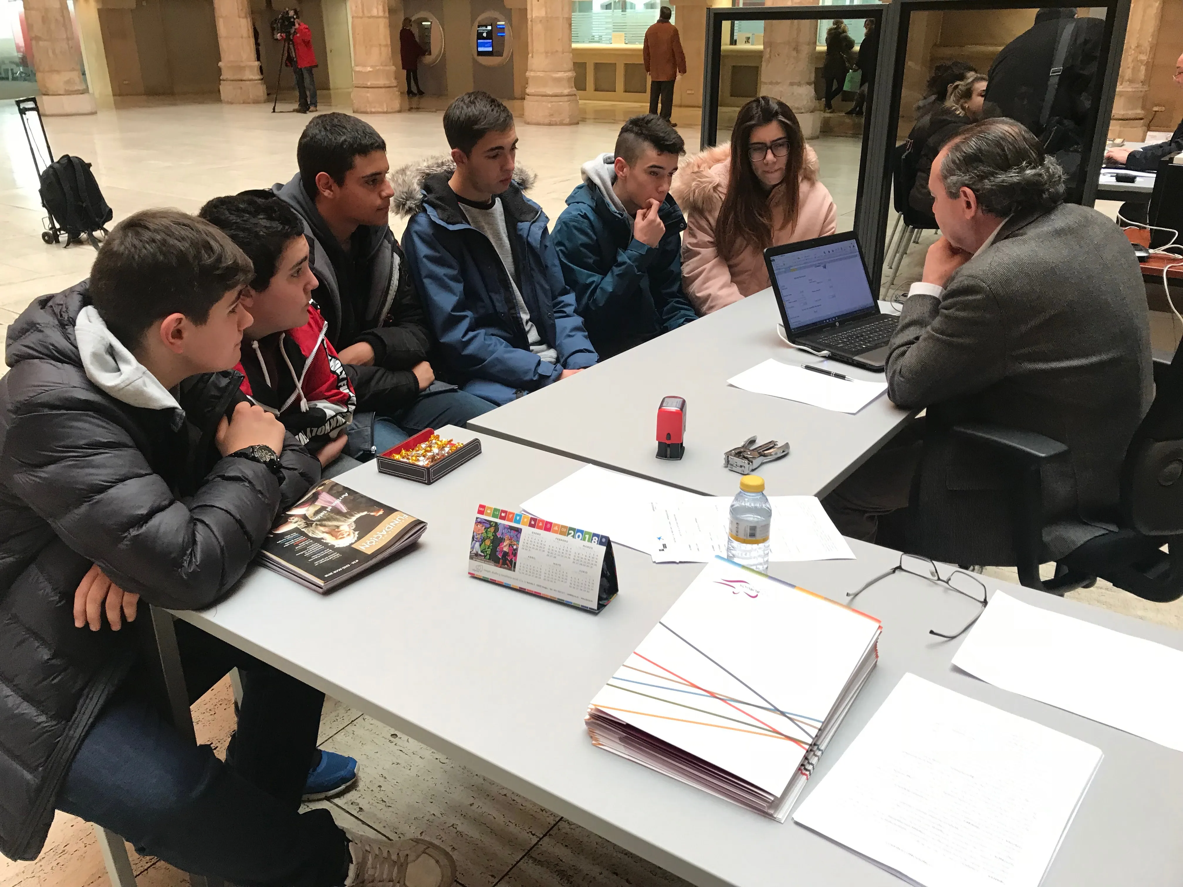 Local Burgos: Los alumnos de Planea Emprendedores solicitan préstamos para sus cooperativas