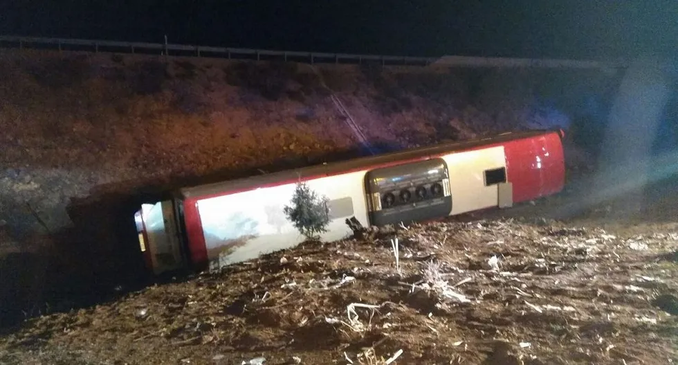 Sucesos Burgos: Un herido grave y 20 leves tras el vuelco de un autobús en Lerma
