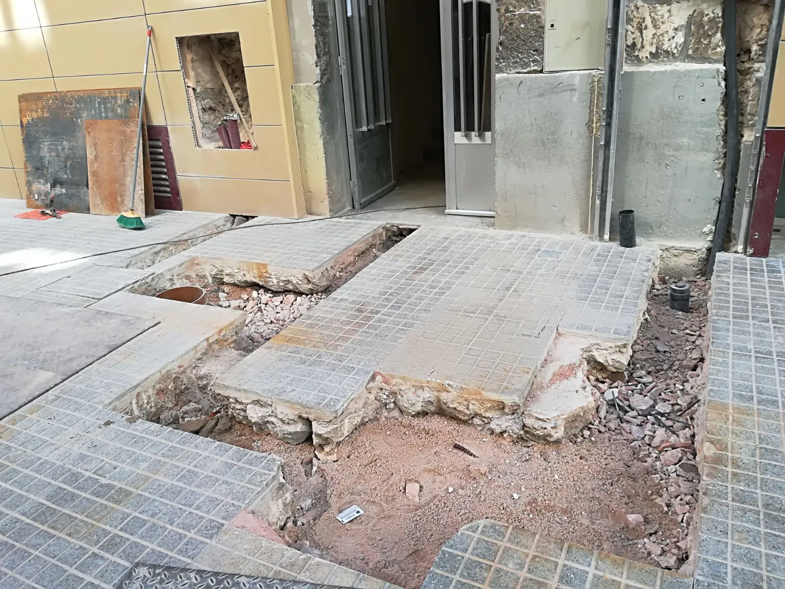 Foto denuncia Burgos: Las obras de un portal dificultan el paso de los peatones en la calle del Tinte