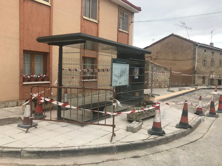 Foto denuncia Burgos: Tardan 15 días en instalar una marquesina y la ponen al revés