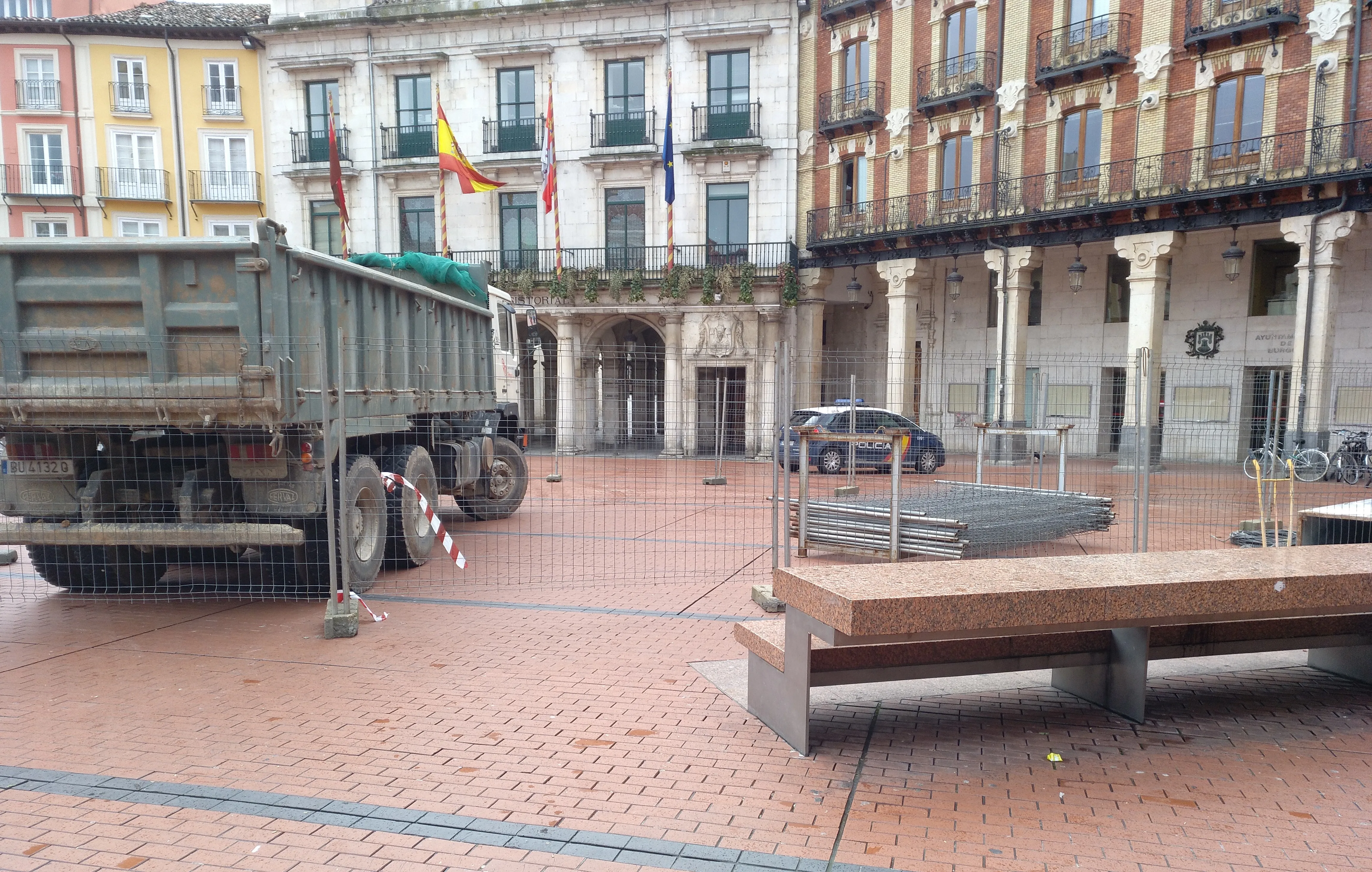 Local Burgos: El PSOE denuncia irregularidades en la contratación del material para arreglar la plaza Mayor