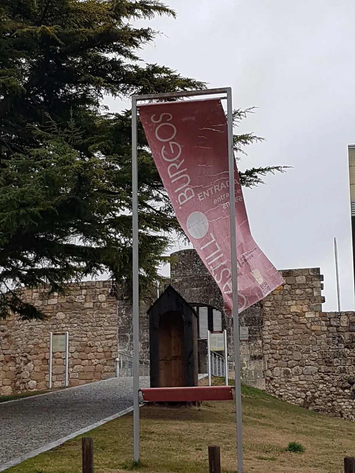 Foto denuncia Burgos: Roto el cartel anunciador de la entrada al Castillo de Burgos