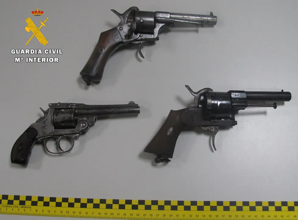 Sucesos Burgos: La Guardia Civil interviene tres puntas de lanza celtíberas y tres revólveres antiguos