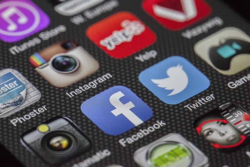 Actualidad Burgos: Protección de Datos multa con 600.000 euros a Whatsapp y Facebook