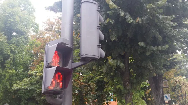 Actualidad Burgos: Multan a un peatón con 200 euros por cruzar el semáforo en rojo