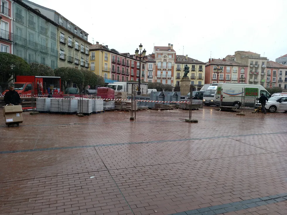 Actualidad Burgos: Los técnicos de Fomento avalan el uso del granito rosa en lugar del rojo en el pavimento de la Plaza Mayor