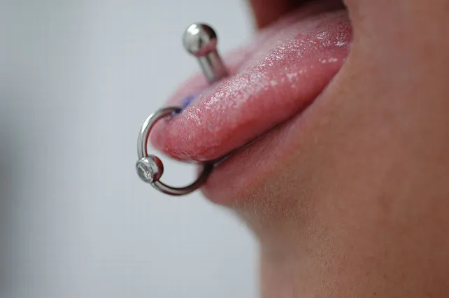 Sanidad Burgos: Los dentistas alertan de problemas bucodentales por piercings en lengua y labios