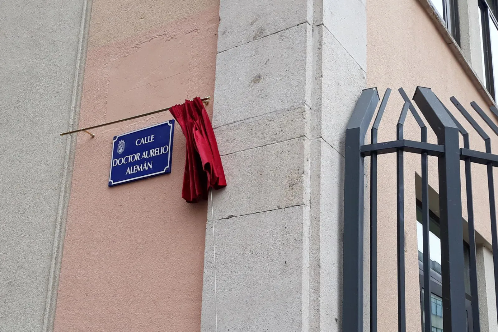 Local Burgos: El calor de los burgaleses acompaña la inauguración de la calle Doctor Aurelio Alemán