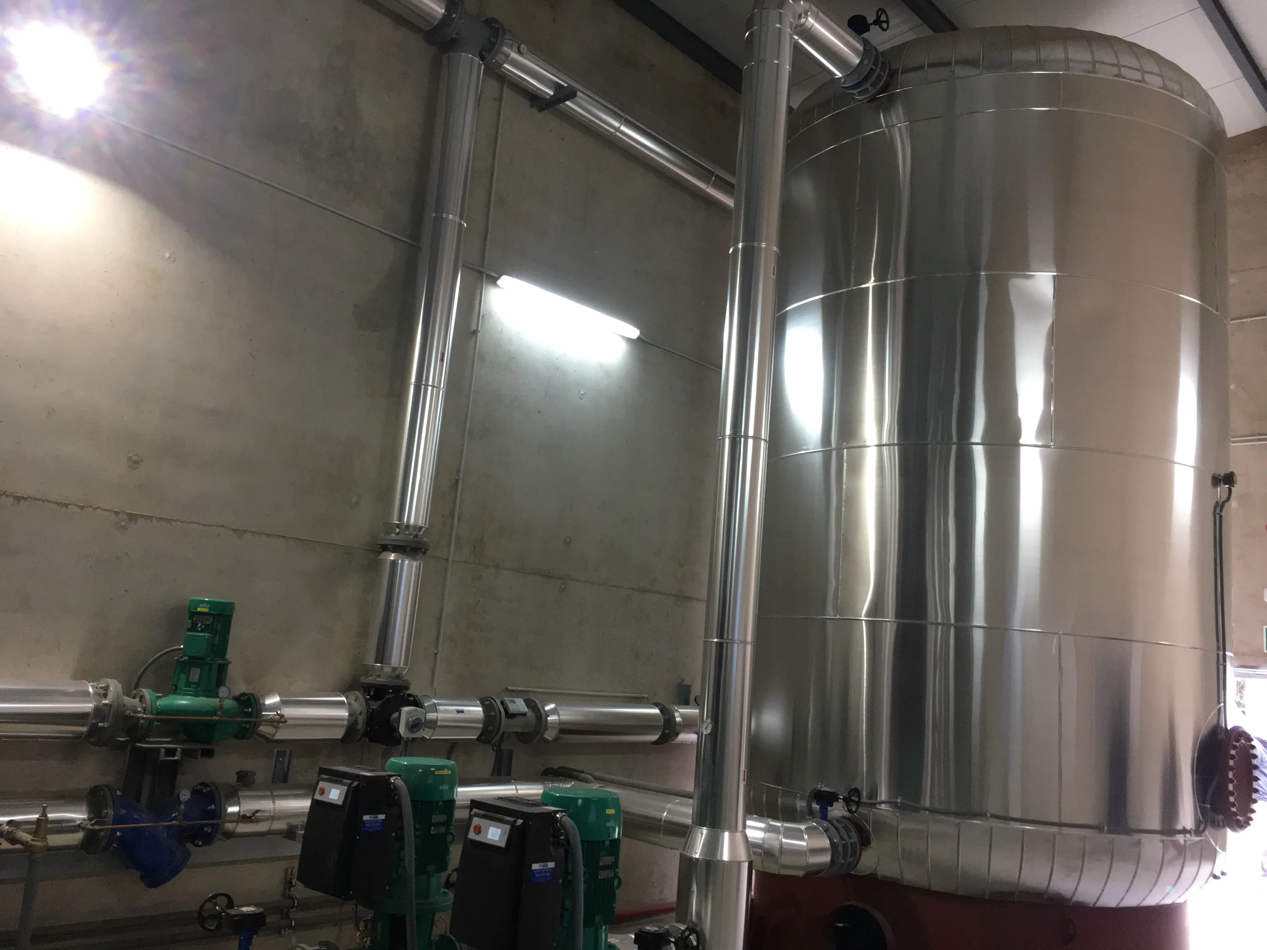 Local Burgos: Suárez-Quiñones visita las instalaciones de la red de calor de biomasa en el complejo burgalés de Fuentes Blancas