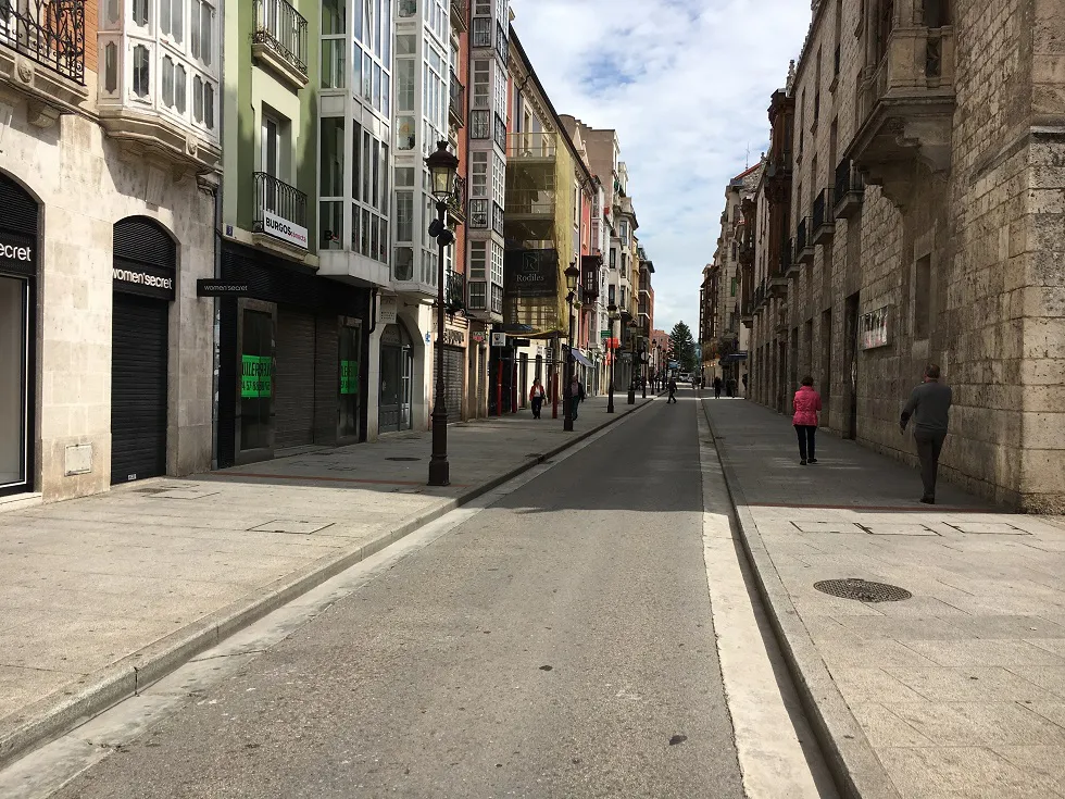 Actualidad Burgos: Los burgaleses estrenan la nueva peatonalización temporal de la calle Santander