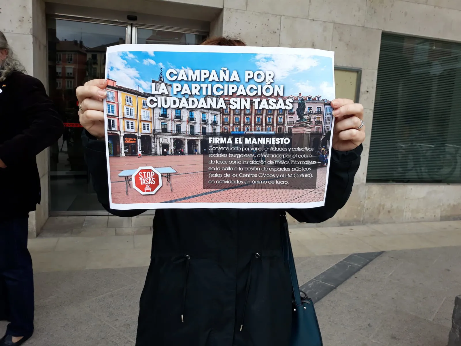 Local Burgos: La campaña por la participación ciudadana sin tasas entrega las más de 800 firmas recogidas en el registro