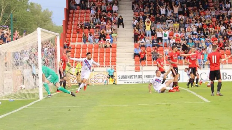 Deportes Burgos: El Mirandés dice adiós al ascenso al perder con el Extremadura (0-2)
