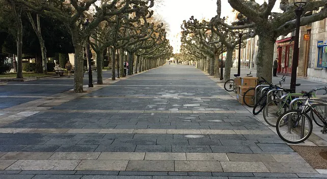 Actualidad Burgos: El Ayuntamiento regula el tránsito de peatones y ciclistas en el Paseo del Espolón