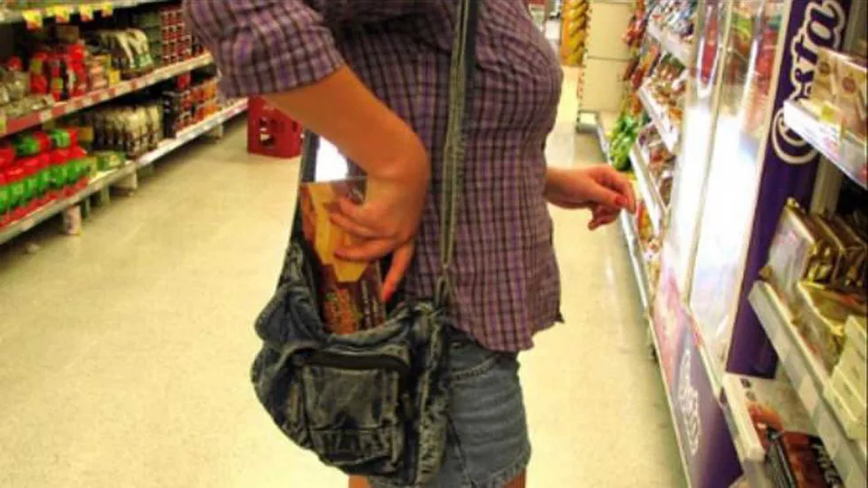 Sucesos Burgos: Una mujer esgrime una navaja a las trabajadoras de un supermercado cuando trataron de retenerla hasta que llegara la Policía