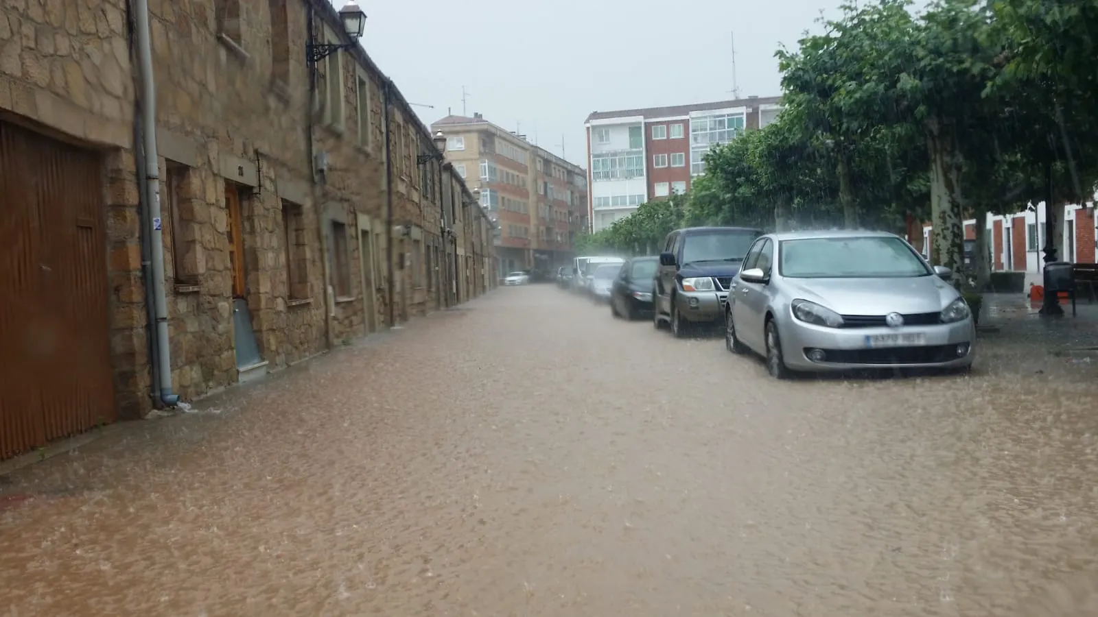 Provincia Burgos: Calles anegadas en Salas de los Infantes por la lluvia