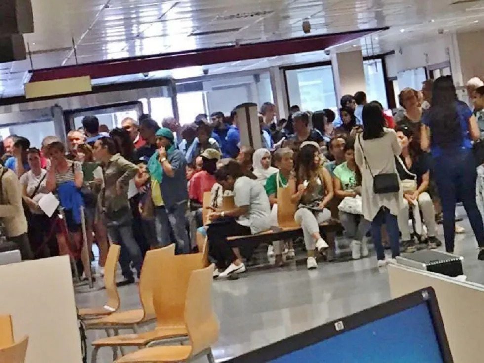 Actualidad Burgos: Largas colas en el Ayuntamiento a las puertas de la Administración Electrónica