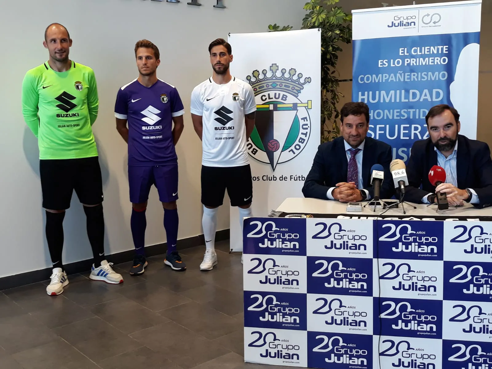 Deportes Burgos: La nueva equipación del Burgos CF tiene la esencia del pasado