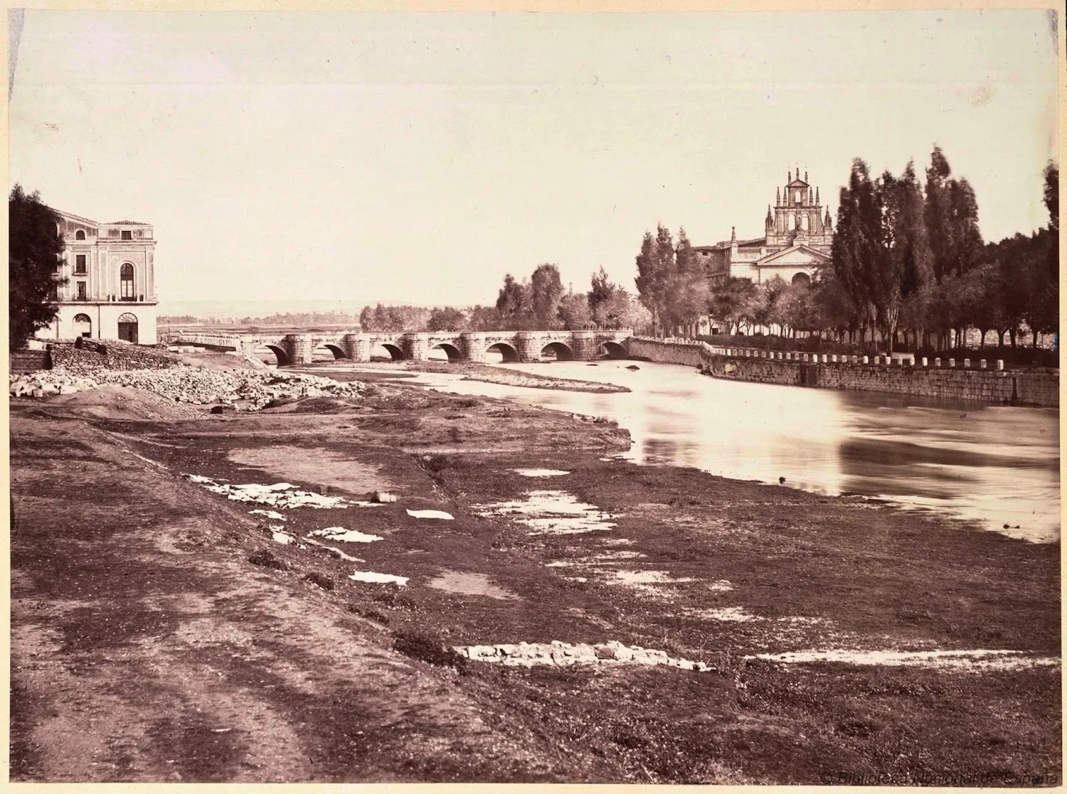 Historia Burgos: Rompen imágenes en un entierro