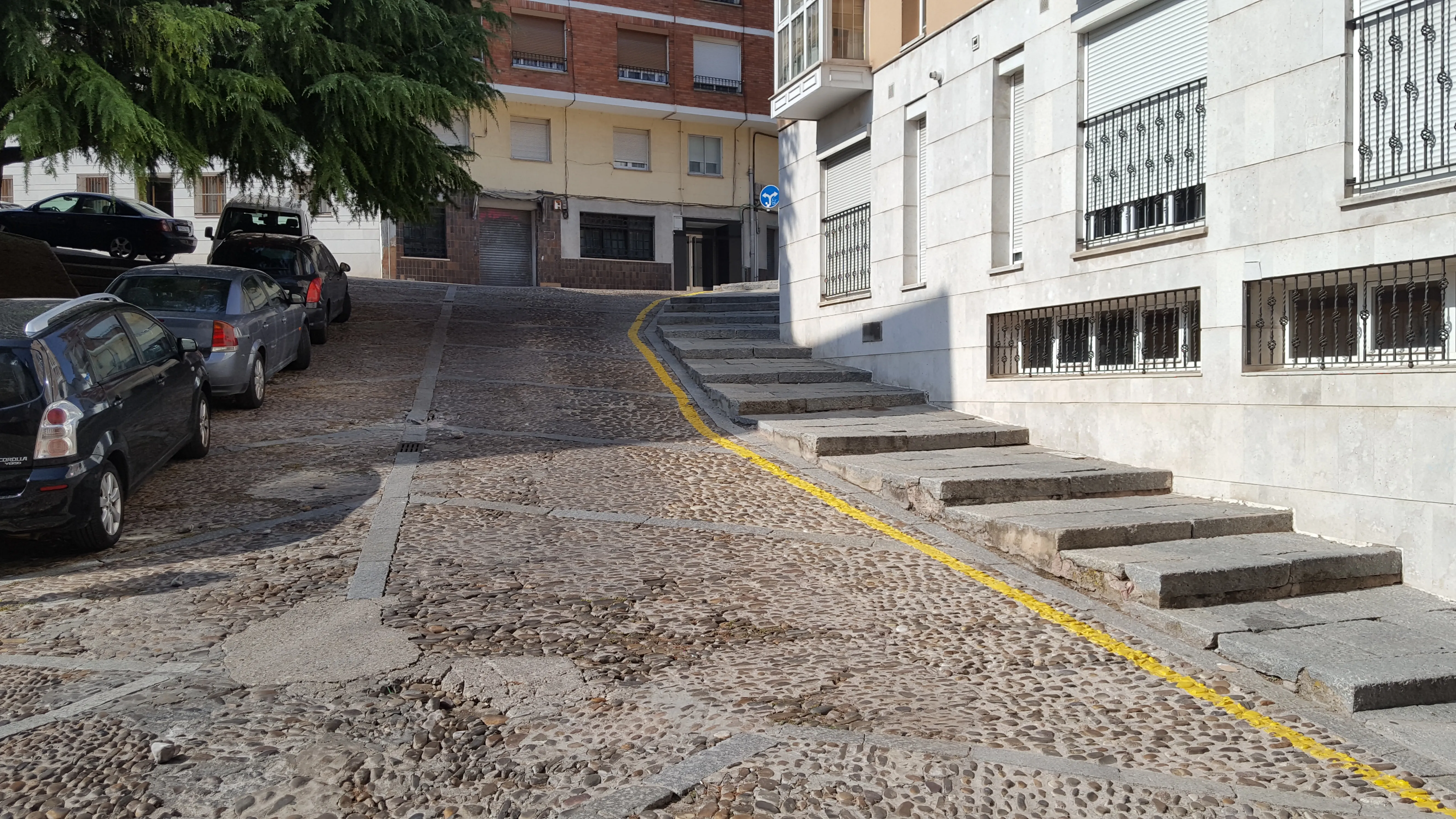 Foto denuncia Burgos: Lamentable el estado del empedrado de la Calle Fernan González
